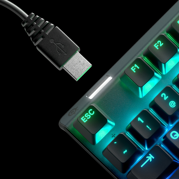 Tastatur SteelSeries Apex 7 TKL (Red Switch) / USB-Schnittstelle und Kabelführung alt